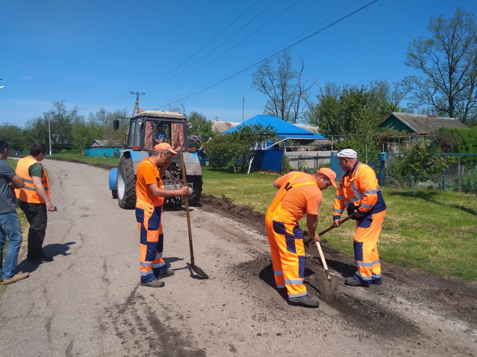 Труд этих людей у всех на виду: отмечаем день работников дорожного  хозяйства | 15.10.2023 | Брюховецкая - БезФормата